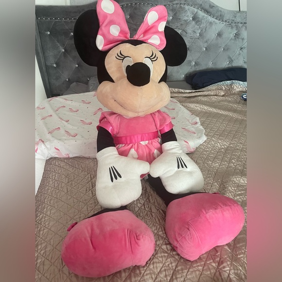 Minnie Mouse - Picture 3 of 5